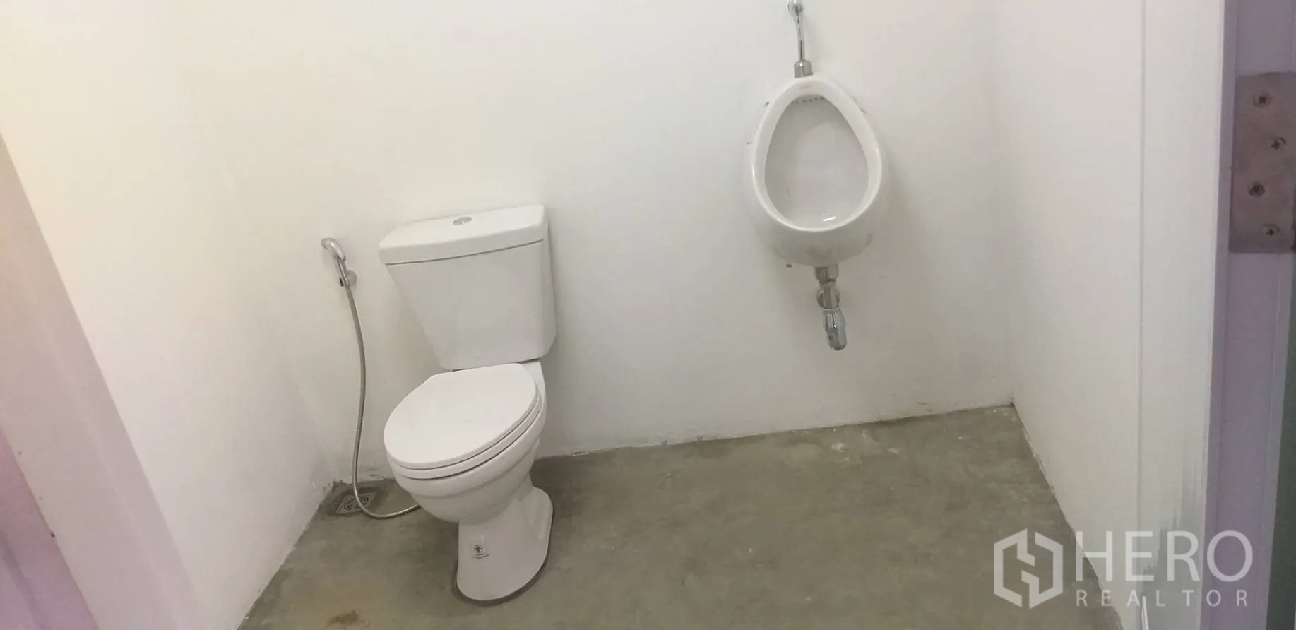 คลังสินค้า ให้เช่าในBang Phli, Samut Prakan - ห้องน้ำสะอาด มีโถสุขภัณฑ์ สายชำระ และโถปัสสาวะ