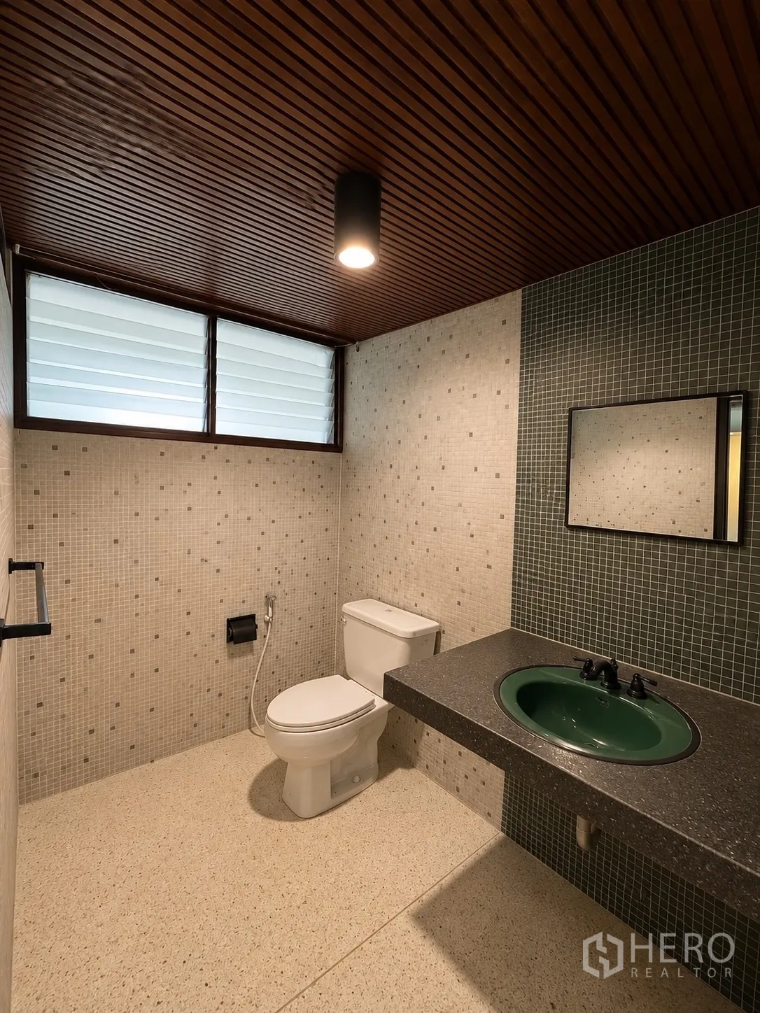 办公室 for rent in Phaya Thai, Bangkok - 第二卫生间，马赛克墙面、绿色洗手盆与坐便器。
