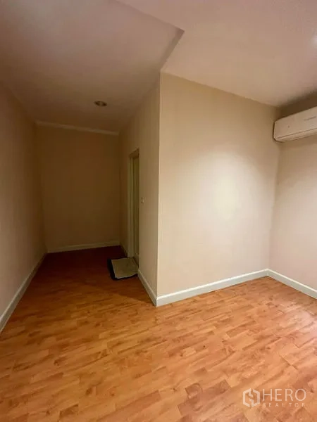 独立式住宅 出售在Prawet, Bangkok - 木地板小房间，壁挂空调。