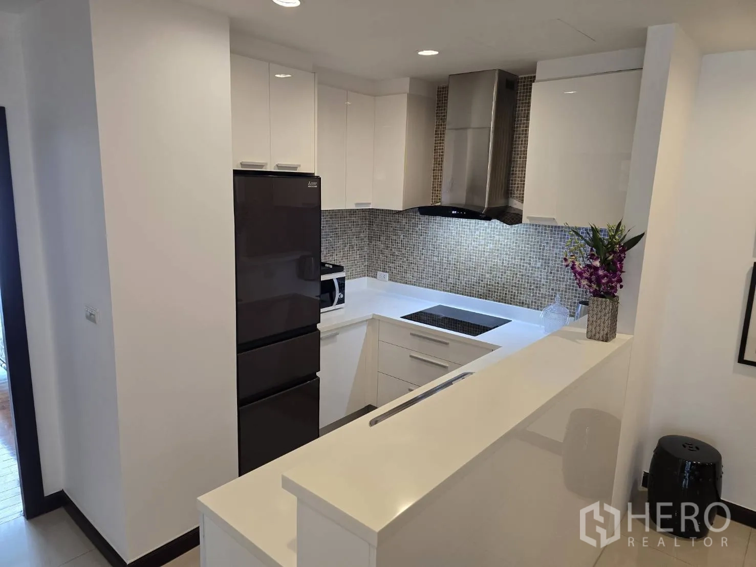 คอนโด for rent or sale in Watthana, Bangkok - ครัวรูปตัว U อัปเกรด กระเบื้องโมเสก และเครื่องใช้บิลท์อิน.