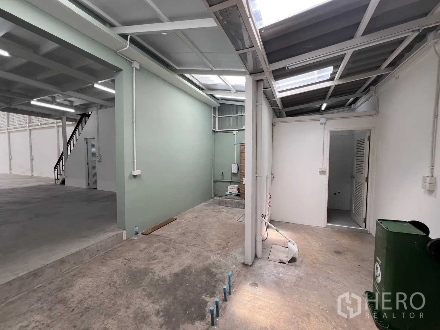 店屋 出租在Khlong Toei, Bangkok - 后方服务区，天窗顶、卫生间与管线点位。