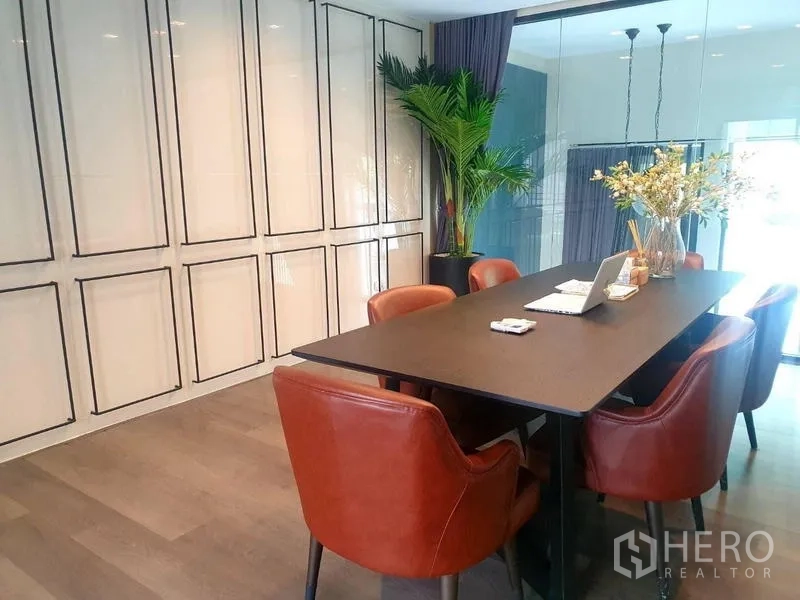 สำนักงานที่บ้าน ให้เช่าในBang Phli, Samut Prakan - ห้องประชุมโต๊ะยาว เก้าอี้หนังสีน้ำตาล และผนังกระจก