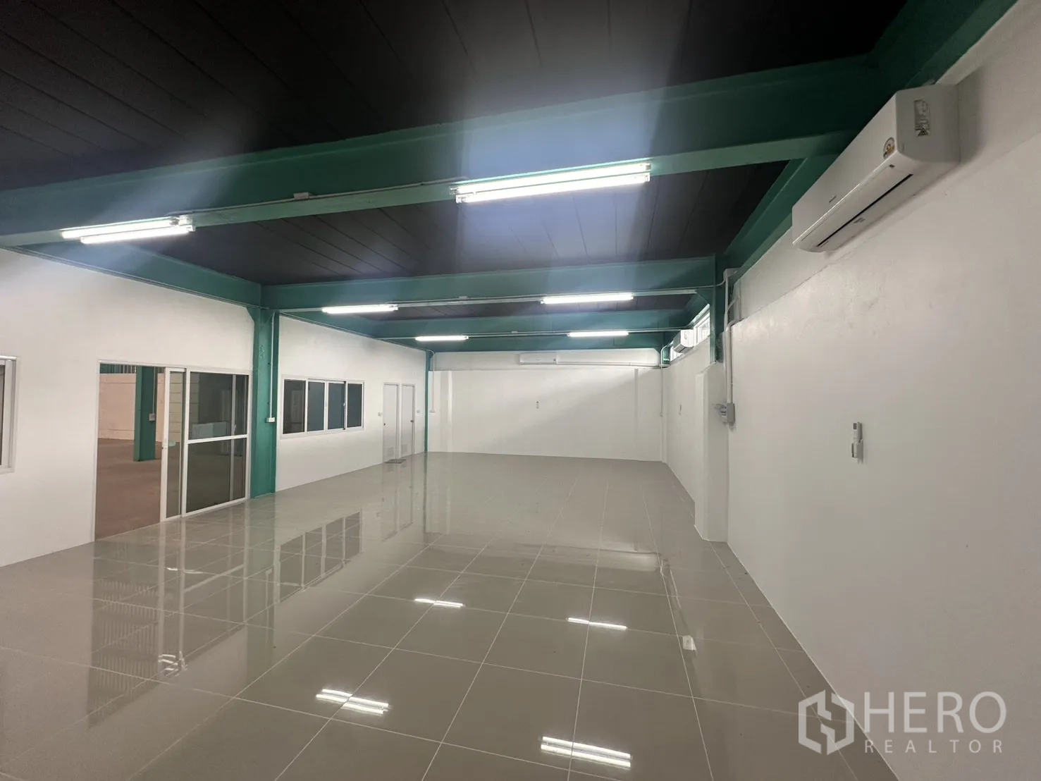 โกดัง for rent in Sai Noi, Nonthaburi - พื้นที่ออฟฟิศตกแต่งเสร็จด้วยพื้นกระเบื้อง เครื่องปรับอากาศ และไฟส่องสว่าง