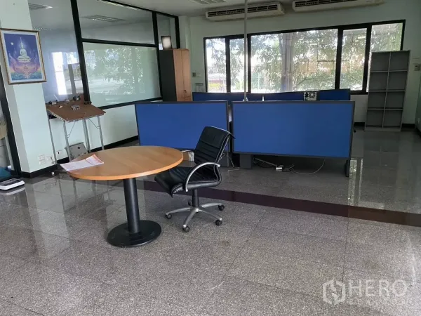 Warehouse for rent or sale in Mueang Nonthaburi, Nonthaburi - Open-plan office interior with glass partitions, desks and polished tile floors.