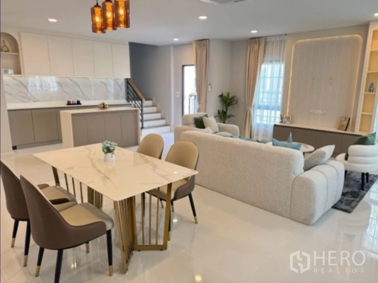 独栋房屋 for rent in Bang Phli, Samut Prakan - 餐区与客厅相连，设大理石餐桌与楼梯。