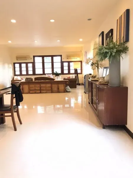 บ้าน ให้เช่าในPhra Khanong, Bangkok - ห้องนั่งเล่นแบบเปิดยาว มีผนังกระจกหน้าต่าง ตู้ลิ้นชัก และพื้นกระเบื้องมันวาว