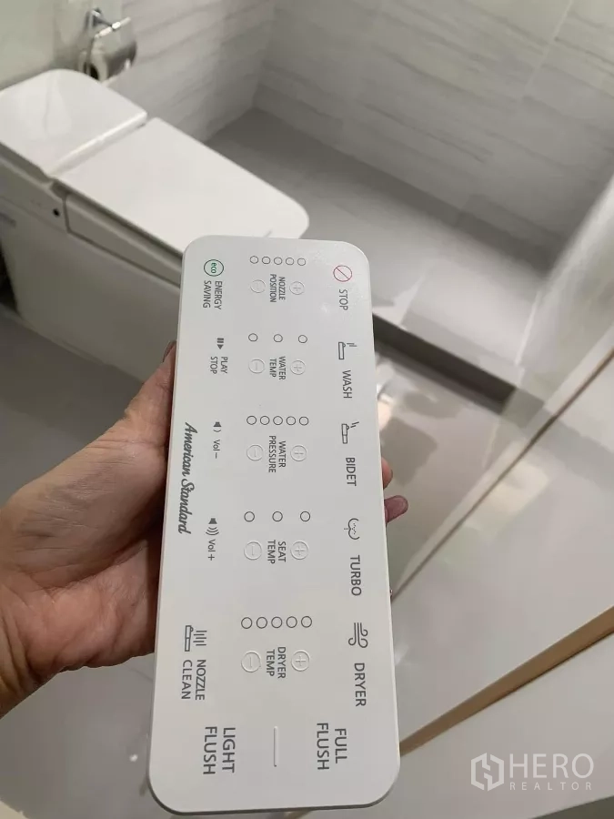 独立式住宅 出租在Bang Khen, Bangkok - 现代浴室中的智能坐便控制面板特写。