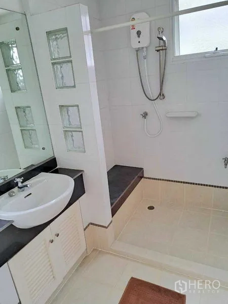 บ้าน ให้เช่าในPrawet, Bangkok - ห้องน้ำสะอาด แบบฝักบัวอาบน้ำ เครื่องทำน้ำอุ่น และอ่างล้างหน้าพร้อมกระจก