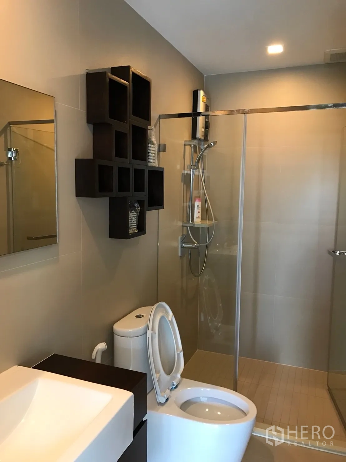 ทาวน์เฮาส์ ขายในSuan Luang, Bangkok - ห้องน้ำพร้อมตู้ล้างหน้า ฝักบัวแบบกั้นกระจก