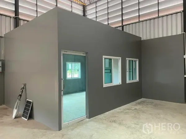 คลังสินค้า ให้เช่าในBang Bon, Bangkok - ห้องออฟฟิศภายในโกดัง พร้อมประตูกระจกและหน้าต่างบานเลื่อน