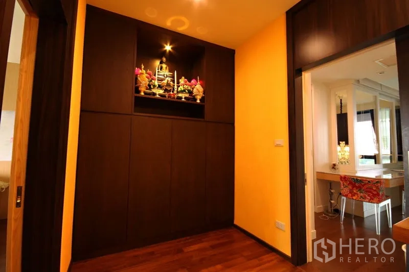 คอนโด ให้เช่าหรือขายในKhlong Toei, Bangkok - โถงทางเดินพร้อมตู้บูชาพระแบบบิลต์อินมีไฟและผนังสีอบอุ่น