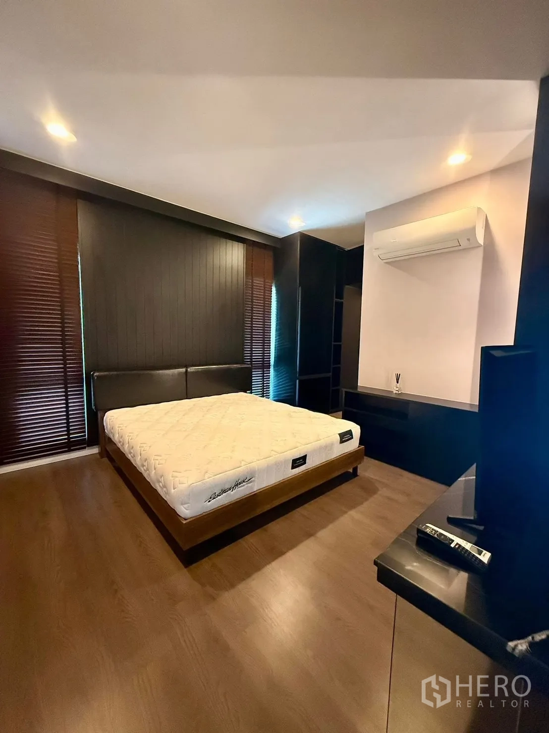 Detached House for rent in Bang Kapi, Bangkok - Second bedroom with double bed, dark blinds and air conditioning.