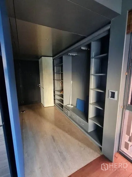 คอนโด ขายในPathum Wan, Bangkok - โถงทางเดินพร้อมชั้นวางและตู้เก็บของบิลท์อินติดหน้าต่าง
