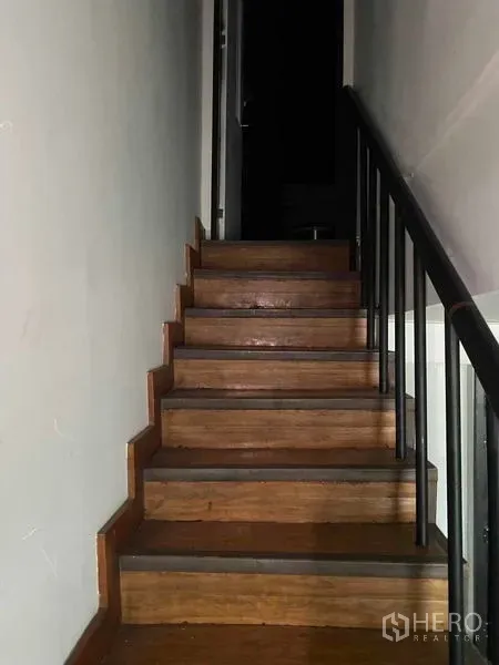 อาคารพาณิชย์ ให้เช่าในHuai Khwang, Bangkok - บันไดไม้พร้อมราวเหล็กขึ้นสู่ชั้นบน