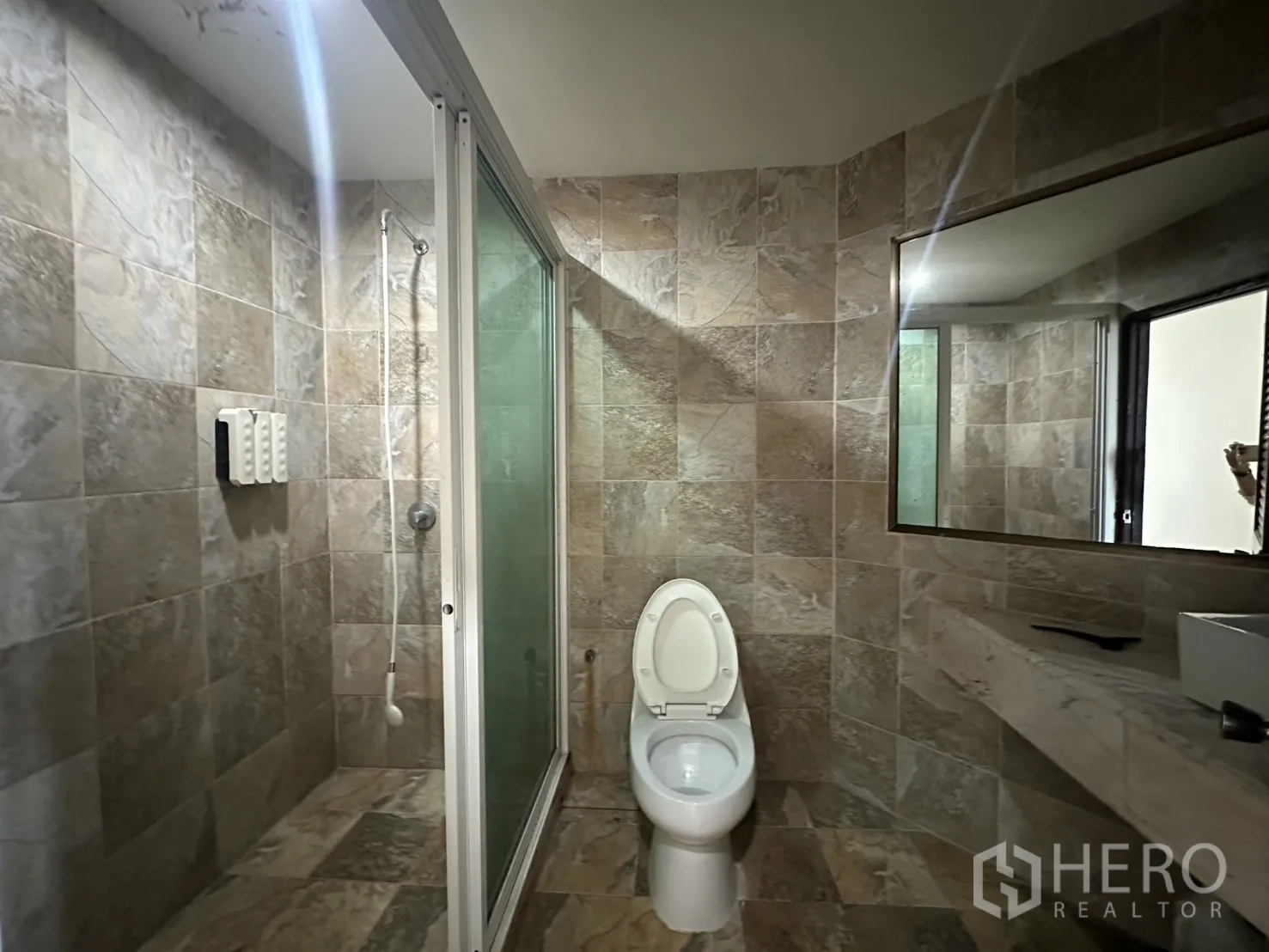 คอนโด ขายในBang Na, Bangkok - ห้องน้ำกระเบื้องลายหิน พร้อมห้องอาบน้ำกระจกและกระจกเงาขนาดกว้าง