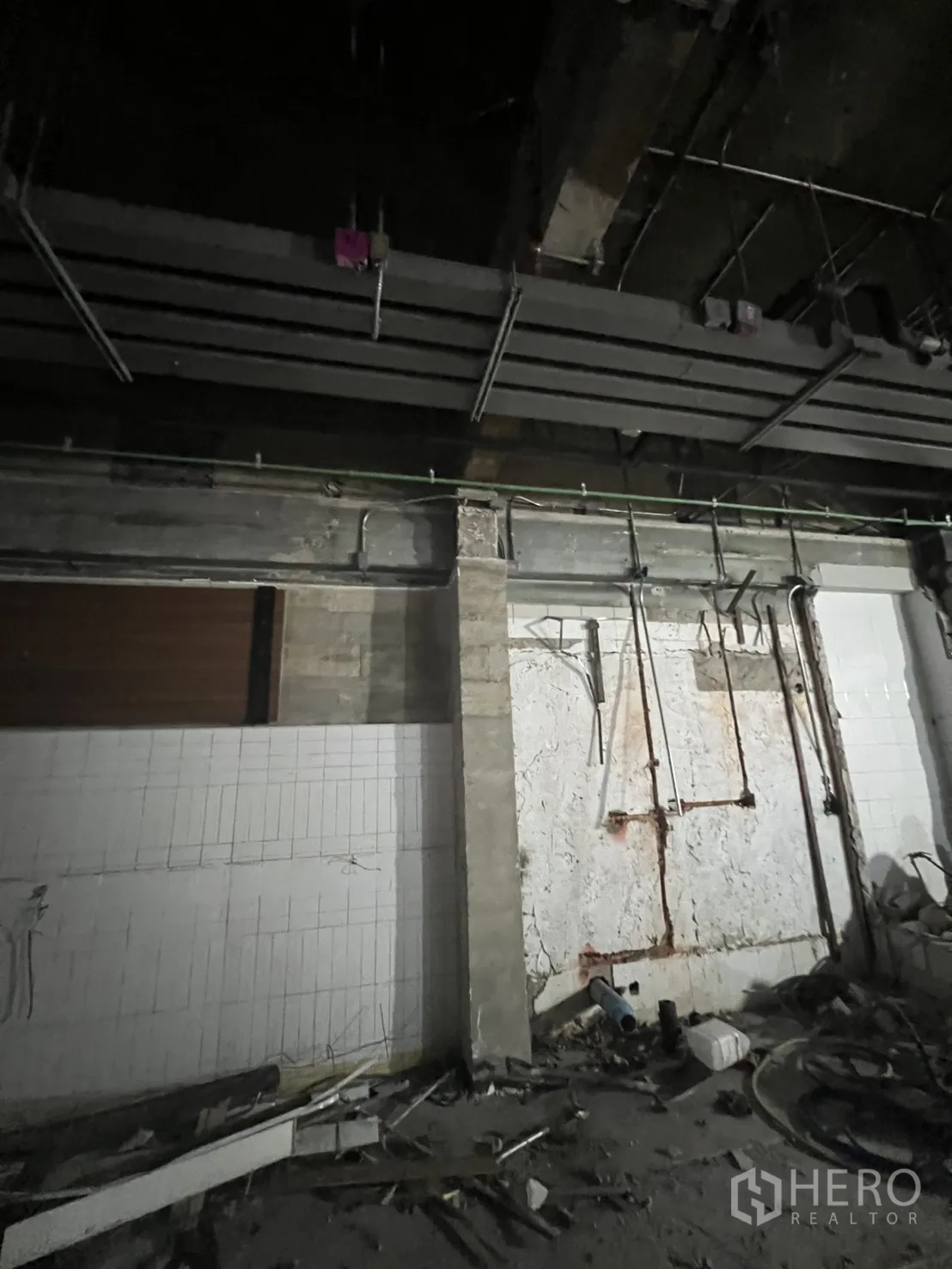 อาคารพาณิชย์ ให้เช่าในBang Rak, Bangkok - ผนังภายในเห็นท่อเปลือย คานคอนกรีต และผนังปูกระเบื้องบางส่วน