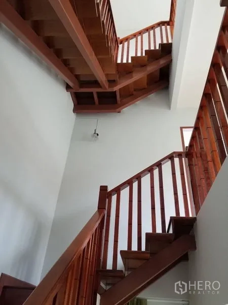 联排别墅 出租在Bang Kapi, Bangkok - 通透楼梯间中的木质楼梯细节