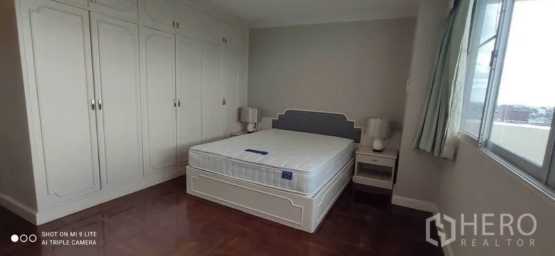 คอนโด ให้เช่าในWatthana, Bangkok - ห้องนอนเตียงคู่พร้อมตู้เสื้อผ้าบิวท์อินและพื้นไม้ขัดเงา