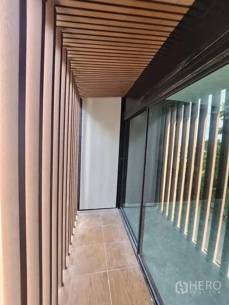 คลังสินค้า ให้เช่าในLam Luk Ka, Pathum Thani - ระเบียงแคบที่มีระแนงไม้ข้างผนังกระจก