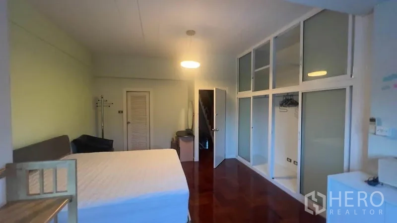 ทาวน์เฮาส์ ให้เช่าหรือขายในKhlong Toei, Bangkok - ห้องนอนพร้อมตู้เสื้อผ้าบิลท์อินและพื้นไม้ขัดเงา