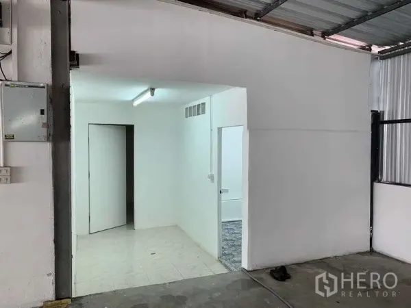 货栈 出租在Mueang Pathum Thani, Pathum Thani - 仓库内小型办公室，白色墙面，地砖与日光灯。