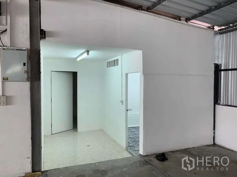 货栈 出租在Mueang Pathum Thani, Pathum Thani - 仓库内小型办公室，白色墙面，地砖与日光灯。