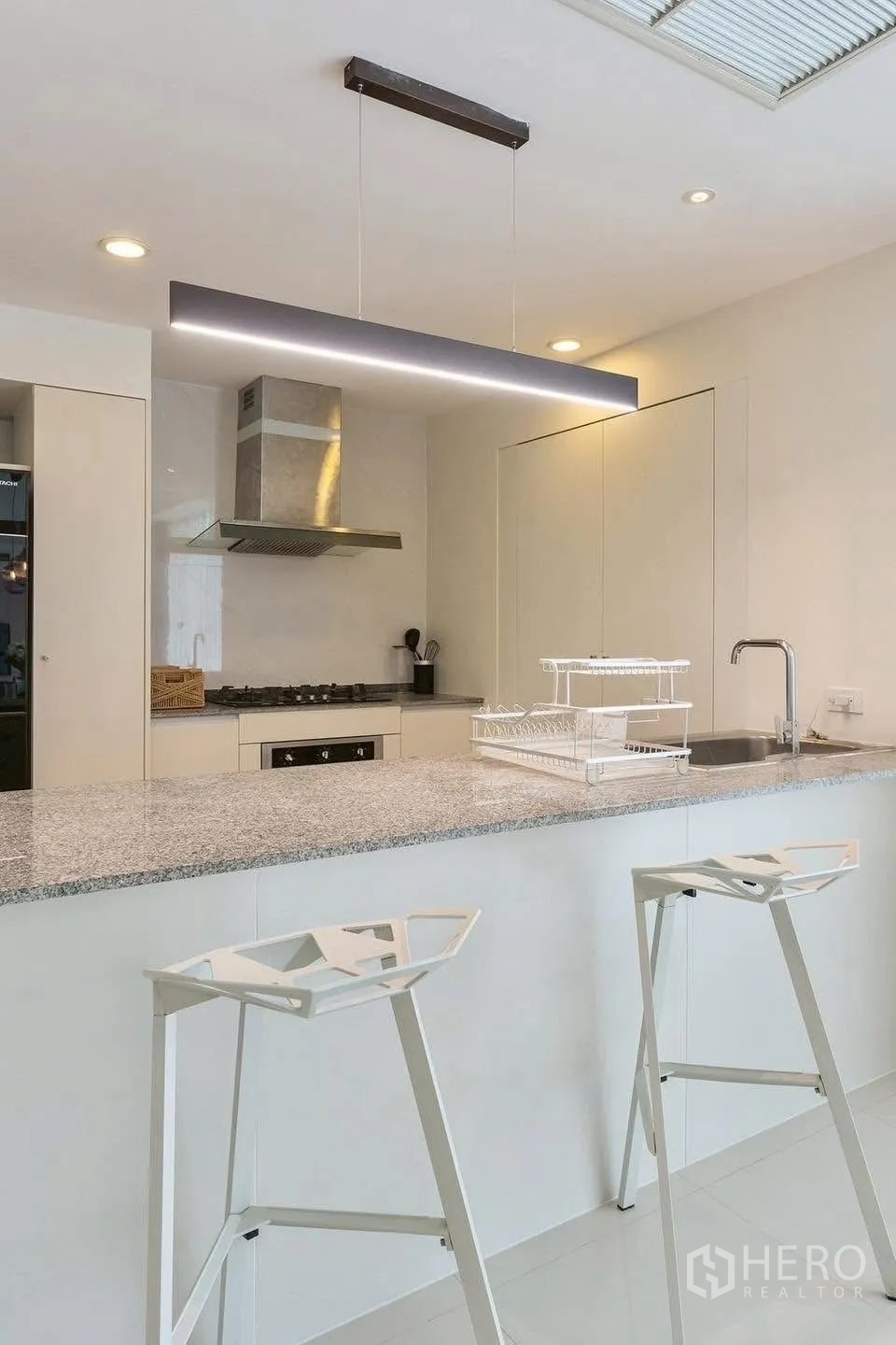 独栋房屋 for rent in Saphan Sung, Bangkok - 明亮现代厨房，花岗岩吧台配高脚凳。