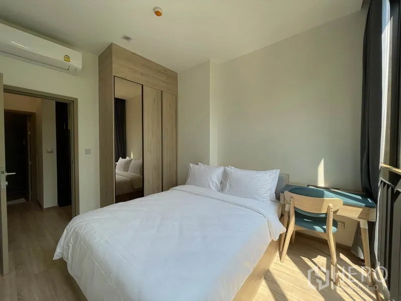 คอนโด ขายในWatthana, Bangkok - ห้องนอนที่สองพร้อมตู้เสื้อผ้าบานกระจกและโต๊ะทำงานริมหน้าต่าง