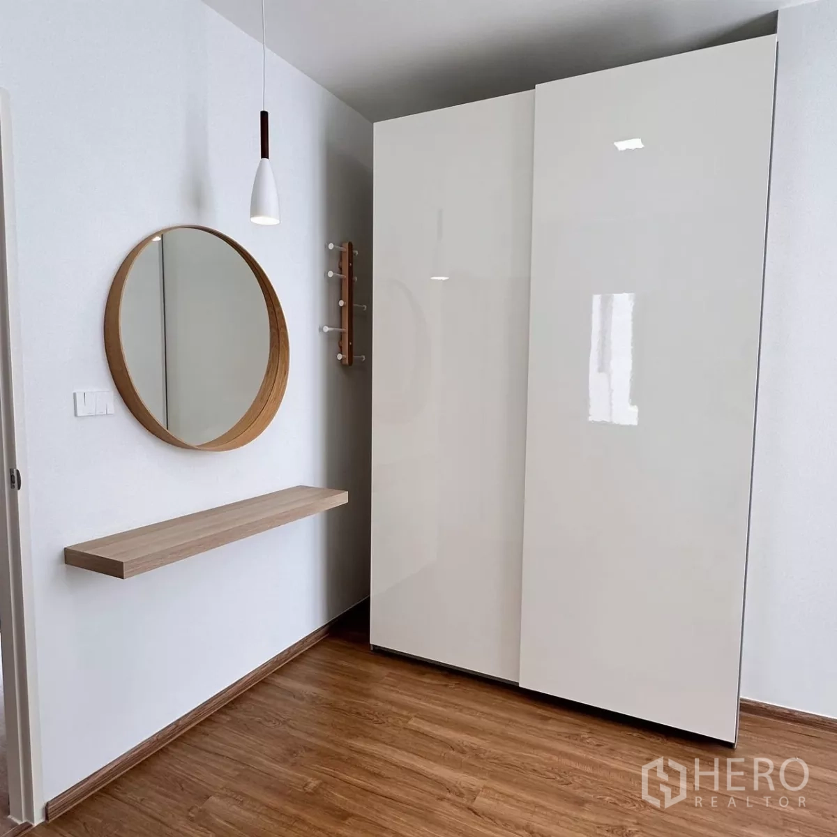 Townhouse for rent in Bang Phli, Samut Prakan - Master bedroom with king-size bed, bedside tables, soft headboard lighting and a large window.