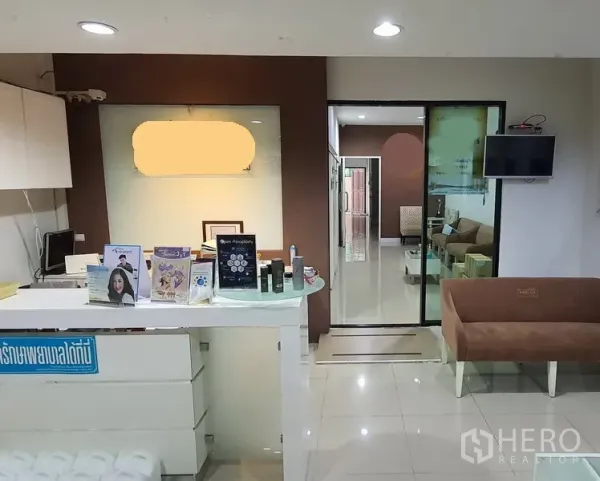 สำนักงานที่บ้าน ให้เช่าในChatuchak, Bangkok - เคาน์เตอร์ต้อนรับสไตล์คลินิก พร้อมผนังกระจก ในโฮมออฟฟิศจตุจักร