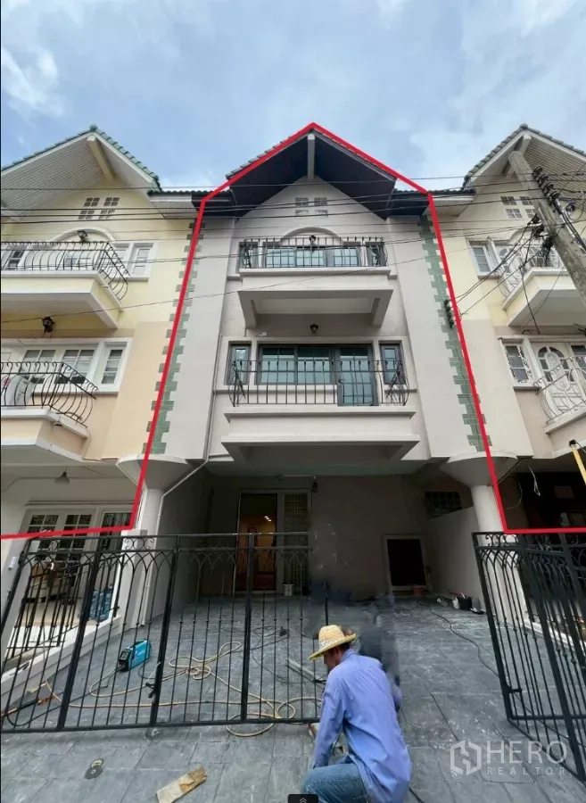 带办公室的家 出租在Phra Khanong, Bangkok - 多层家庭办公楼外立面，带阳台、铁艺围栏与可封闭车位，临近BTS Punnawithi。