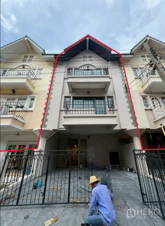 带办公室的家 出租在Phra Khanong, Bangkok - 多层家庭办公楼外立面，带阳台、铁艺围栏与可封闭车位，临近BTS Punnawithi。