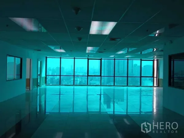 办公空间 出租在Huai Khwang, Bangkok - 整面落地窗的开放式办公室，可俯瞰曼谷城市天际线。