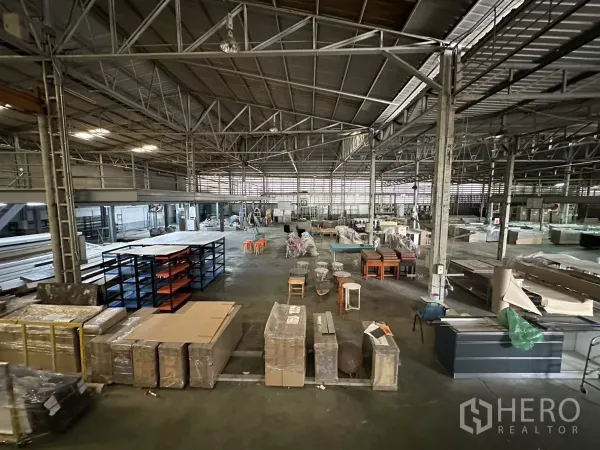 คลังสินค้า ให้เช่าในYan Nawa, Bangkok - มุมกว้างพื้นที่ผลิต เสาเหล็กและพื้นโล่ง