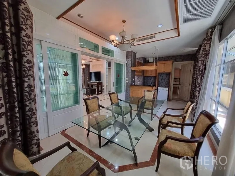 บ้าน ให้เช่าในYan Nawa, Bangkok - พื้นที่รับประทานอาหารโต๊ะกระจก 6 ที่นั่ง เชื่อมต่อแพนทรี่และประตูบานเลื่อนกระจก