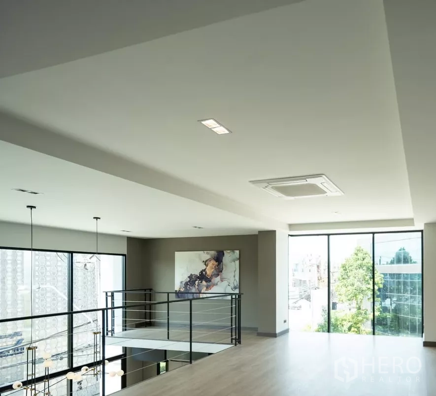 Home Office for sale in Bang Kapi, Bangkok - Upper floor mezzanine with cassette air-conditioning and panoramic windows.