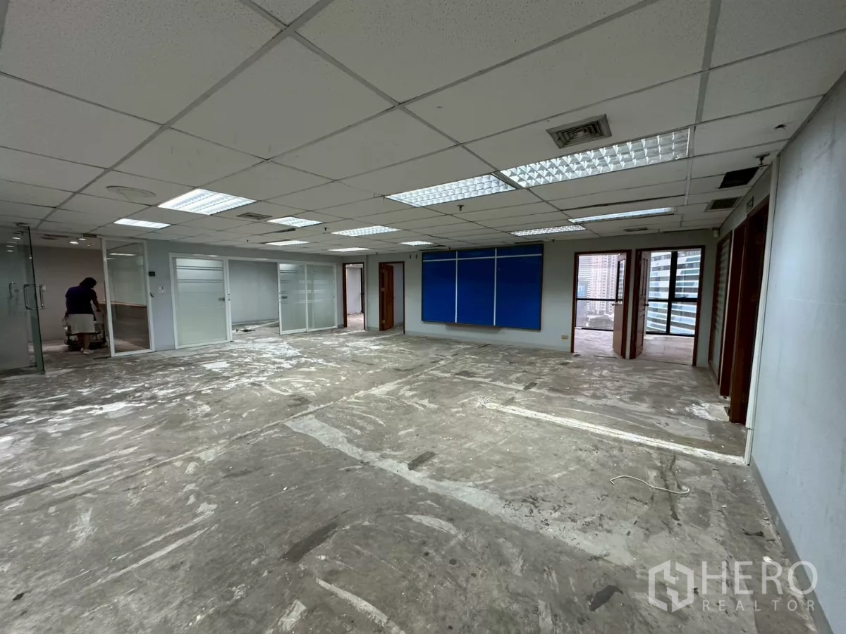 สำนักงาน ให้เช่าในKhlong Toei, Bangkok - พื้นที่ทำงานโล่งกว้าง เพดานทีบาร์ไฟฟลูออเรสเซนต์และห้องกั้นกระจก