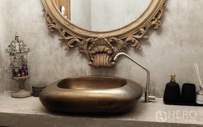 联排别墅 出租在Watthana, Bangkok - 近景展示华丽镜框与青铜色洗手盆的梳洗台。
