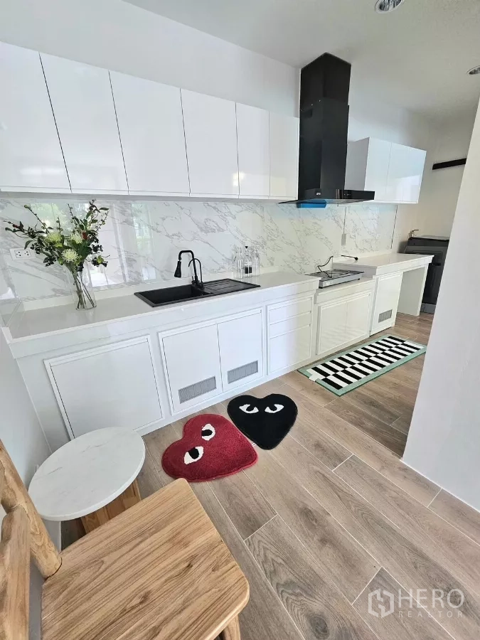 ทาวน์เฮาส์ ให้เช่าในSaphan Sung, Bangkok - ครัวบิวท์อินสีขาว แผงผนังลายหินอ่อน อ่างซิงก์สีดำ และเครื่องดูดควัน