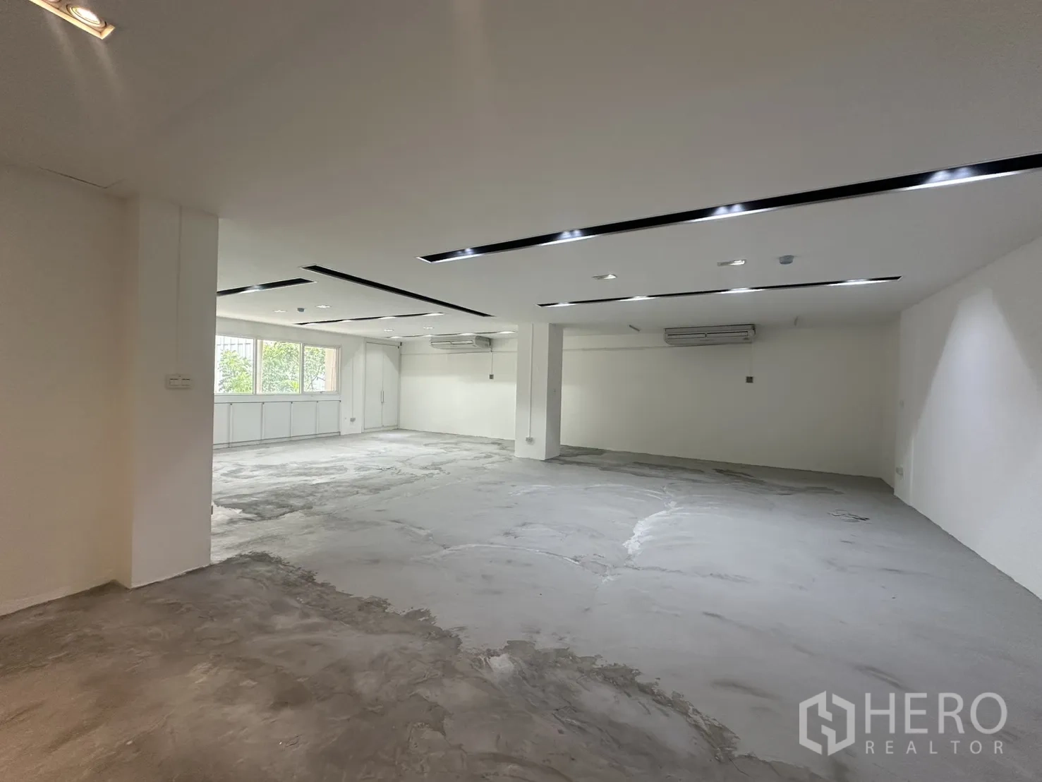 ออฟฟิศ for rent in Pathum Wan, Bangkok - มุมมองกว้างของพื้นที่ทำงาน มีเสากลางและหน้าต่างยาว