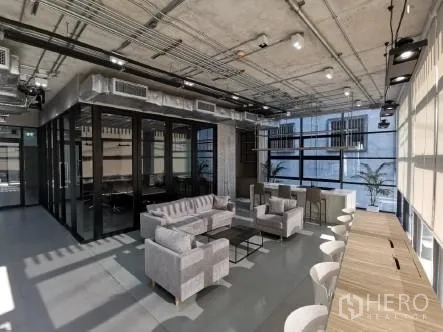 สำนักงานที่บ้าน ขายในKhlong Toei, Bangkok - เลานจ์โคเวิร์กกิ้ง เพดานเปลือย ห้องประชุมกระจก และเคาน์เตอร์บาร์