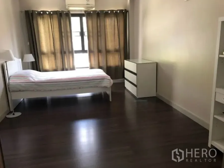 อพาร์ทเมนท์ ให้เช่าในKhlong Toei, Bangkok - ห้องนอนกว้าง พื้นไม้สีเข้ม หน้าต่างบานใหญ่ ผ้าม่านทึบ เตียงและตู้ลิ้นชักสีขาว