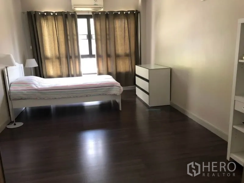 อพาร์ทเมนท์ ให้เช่าในKhlong Toei, Bangkok - ห้องนอนกว้าง พื้นไม้สีเข้ม หน้าต่างบานใหญ่ ผ้าม่านทึบ เตียงและตู้ลิ้นชักสีขาว