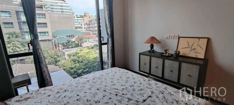 คอนโด ให้เช่าในWatthana, Bangkok - มุมหน้าต่างห้องนอน มองเห็นบ้านพักและต้นไม้ในย่านเอกมัย