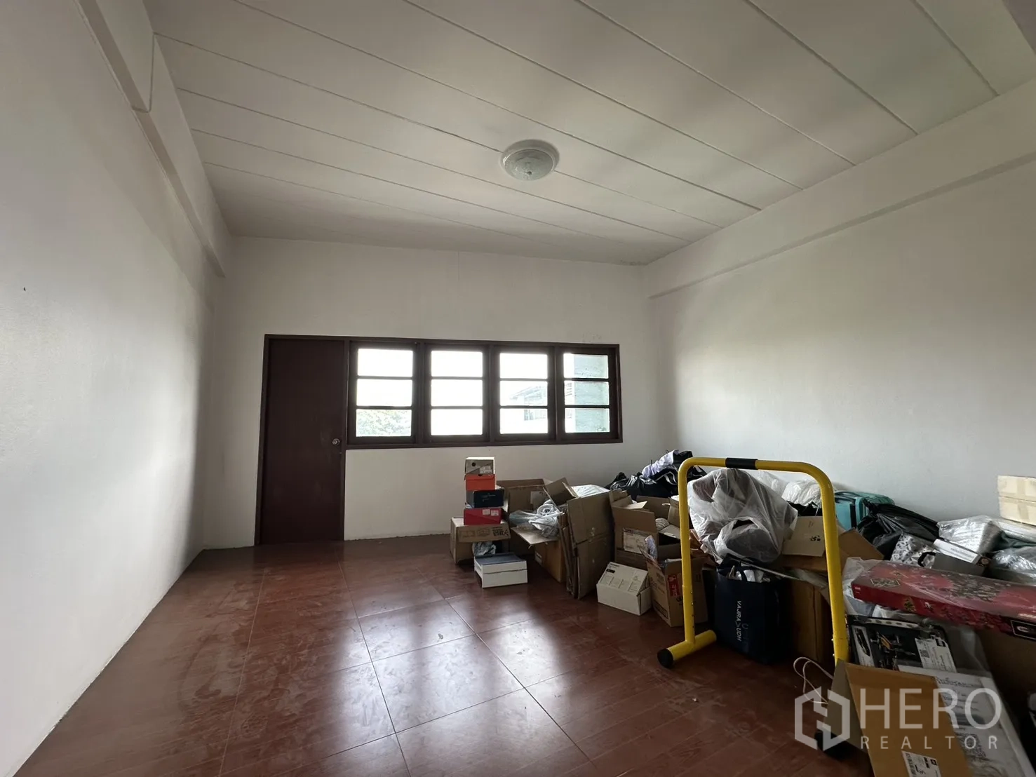 店屋 for rent in Phra Khanong, Bangkok - 储物间，摆放箱子并有窗户采光。