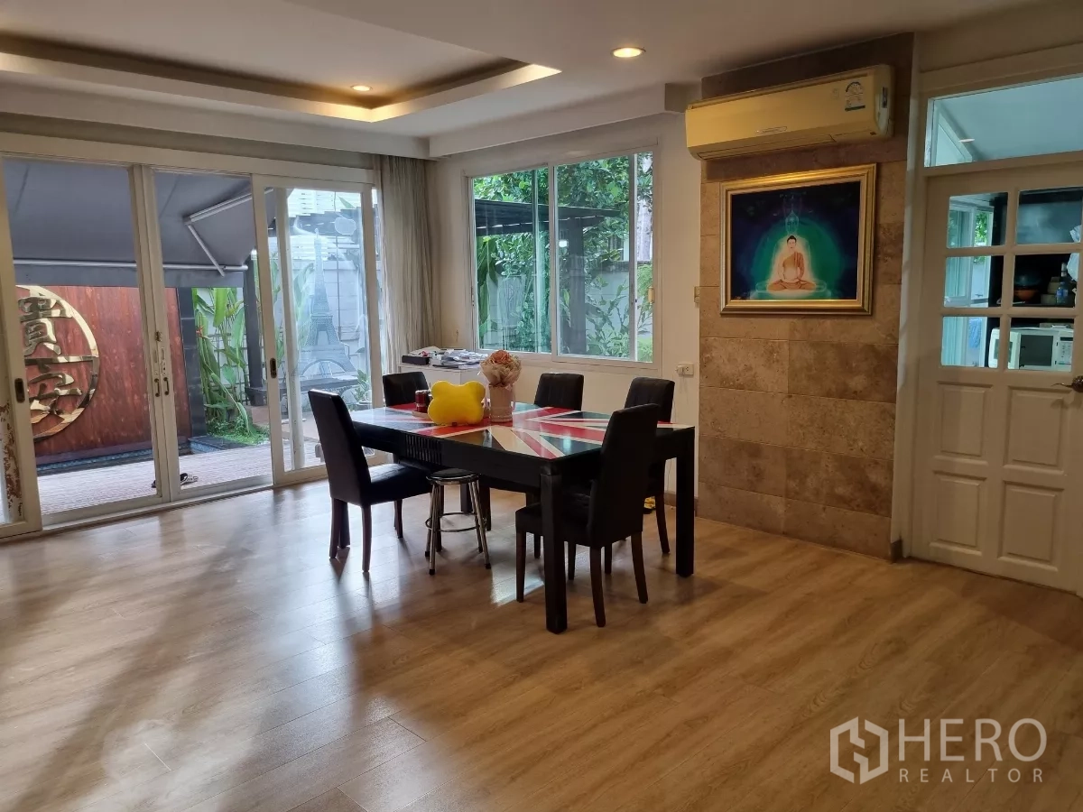 บ้าน ให้เช่าในBang Kapi, Bangkok - ห้องอาหารกว้างติดครัว ประตูกระจกเลื่อนไปยังระเบียง