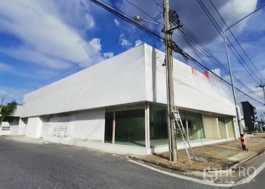 零售空间 出租在Bueng Kum, Bangkok - 街角视角的零售建筑，大面积橱窗