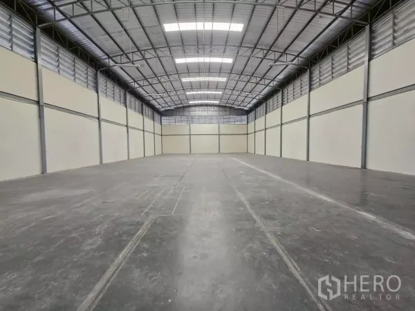 โรงงาน ให้เช่าหรือขายในMueang Samut Sakhon, Samut Sakhon - มุมมองยาวบนพื้นโรงงาน 900 ตร.ม. พร้อมสกายไลท์และบานเกล็ดระบายอากาศ