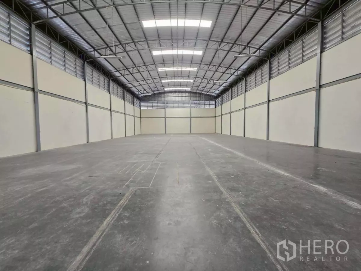 โรงงาน ให้เช่าหรือขายในMueang Samut Sakhon, Samut Sakhon - มุมมองยาวบนพื้นโรงงาน 900 ตร.ม. พร้อมสกายไลท์และบานเกล็ดระบายอากาศ