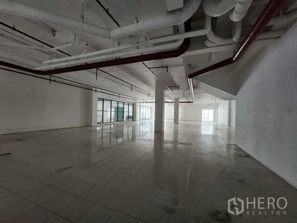 พื้นที่ขายปลีก ให้เช่าในSathon, Bangkok - พื้นร้านค้ากว้างปูกระเบื้อง พร้อมงานท่อเพดาน เปิดรอการตกแต่ง